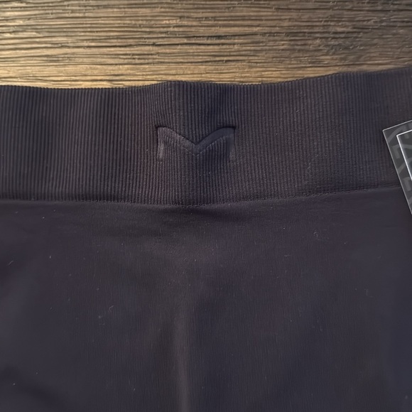 Maidenform Basically Sexy Black Seamless Smoothing Shorts Large NWT - Picture 2 of 11